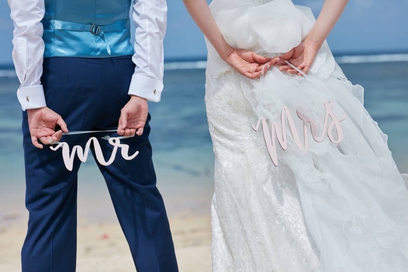 The Trendy Number One Prop for Stylish Photography: Chair Signs! 😊にて紹介している画像