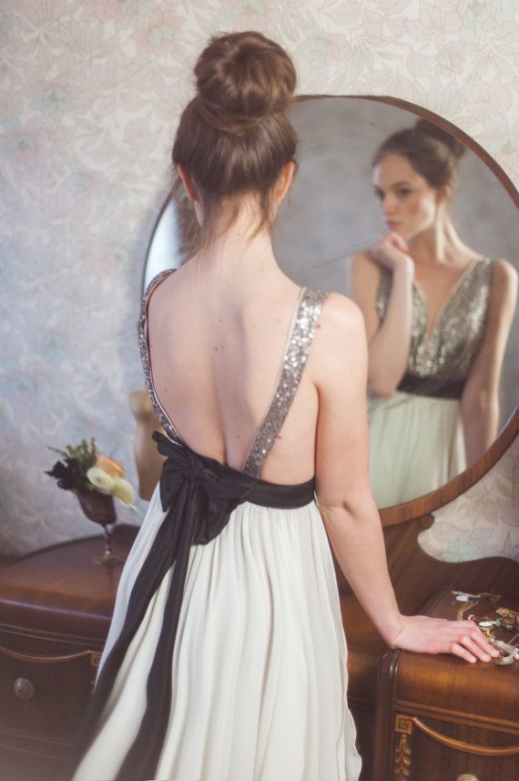 "Like Being Under a Spell: Adorably Sparkling Dresses with Glitter!"にて紹介している画像