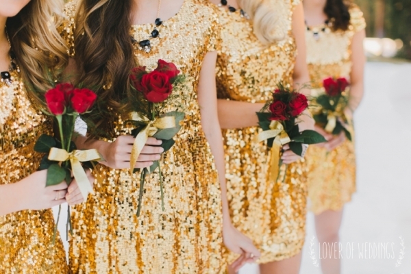 "Like Being Under a Spell: Adorably Sparkling Dresses with Glitter!"にて紹介している画像