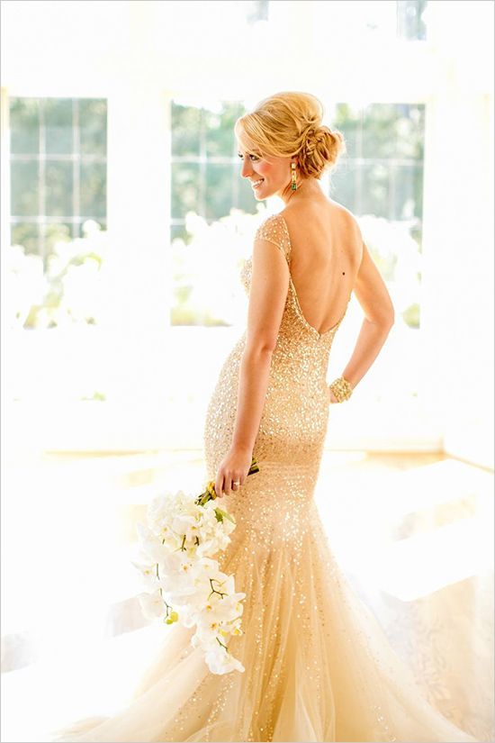 "Like Being Under a Spell: Adorably Sparkling Dresses with Glitter!"にて紹介している画像