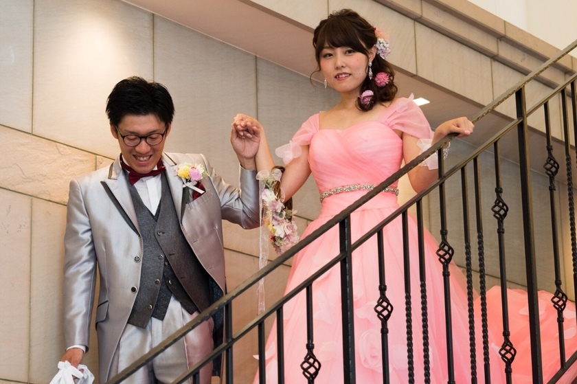 ＼劇的変化♡／先輩花嫁さんの〔ウェディングドレス➡カラードレスへのお色直し写真〕が参考になる＊にて紹介している画像