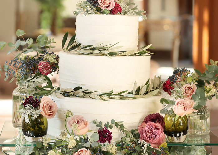 ウェディングケーキにグリーンのリースを飾るのが可愛い Marry マリー