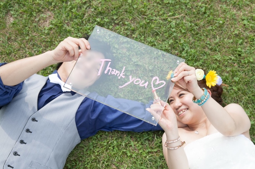 "Charming Acrylic Boards with White Text and Flowers: The Trend of Writing Vows for Your Ceremony!"にて紹介している画像