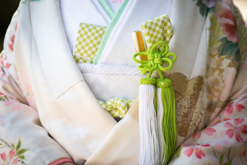 The Timeless Elegance of Traditional Japan: Which Color Uchikake Do You Prefer?にて紹介している画像