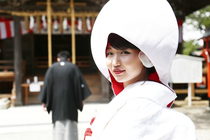 【21ショット】神社での撮影でカメラマンさんにお願いしたいウェディングフォト【総まとめ】にて紹介している画像