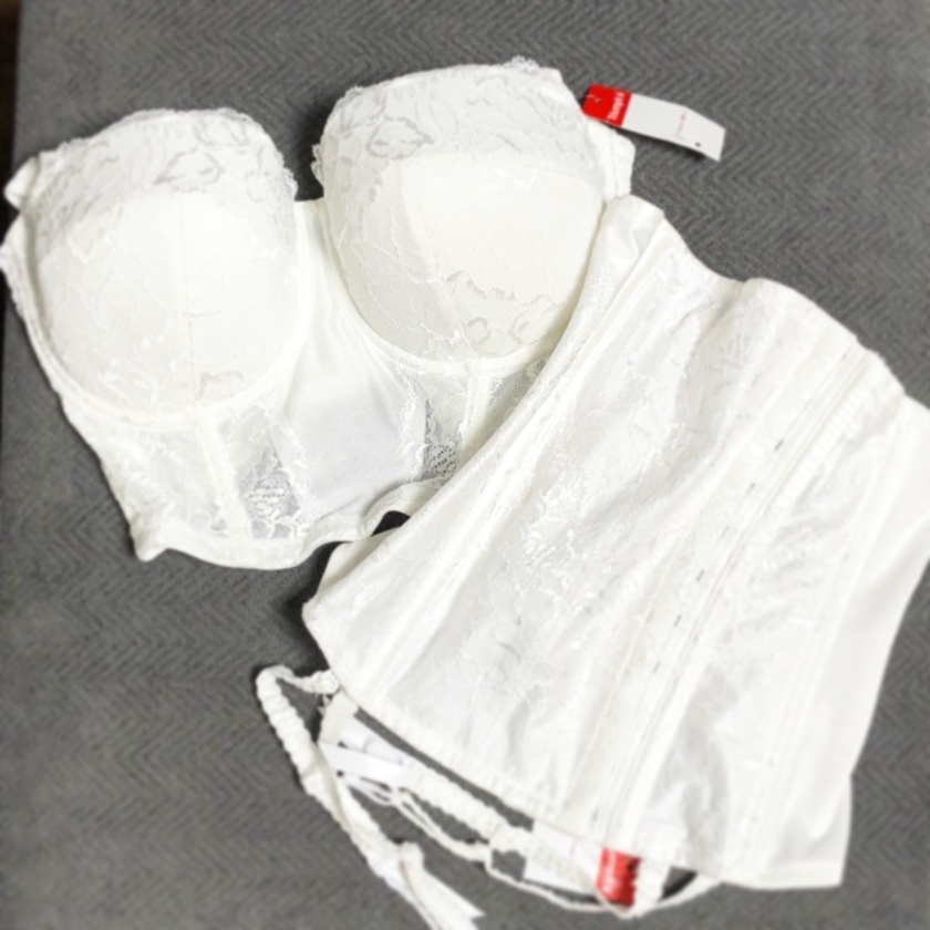 "How to Solve the Scary Side Fat Problem That Ruins Your Wedding Dress Look"にて紹介している画像