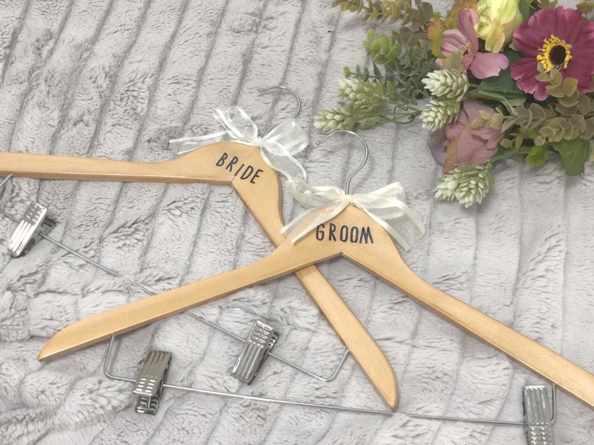 Stylish Brides: A Collection of Adorable Bridal Hangers Curated by Seasoned Brides from Their Makeup Rooms♡☆*彡にて紹介している画像