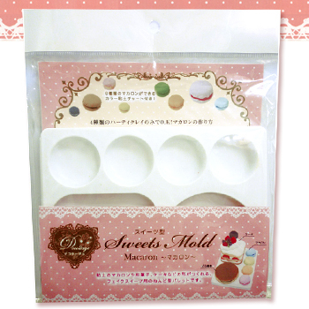 Too Cute♡ Ladurée-Colored Macaron Pens Transport You to the World of Marie Antoinette!にて紹介している画像