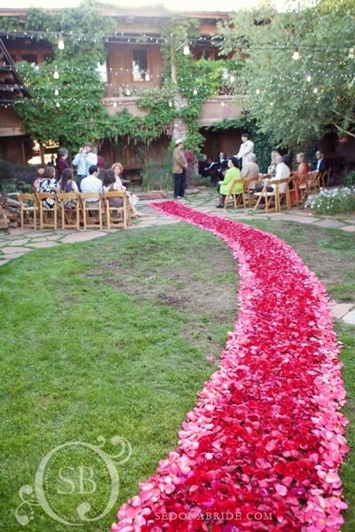 ロマンティックの極めつけ♡花びらで埋め尽くしたバージンロードが素敵すぎる！にて紹介している画像