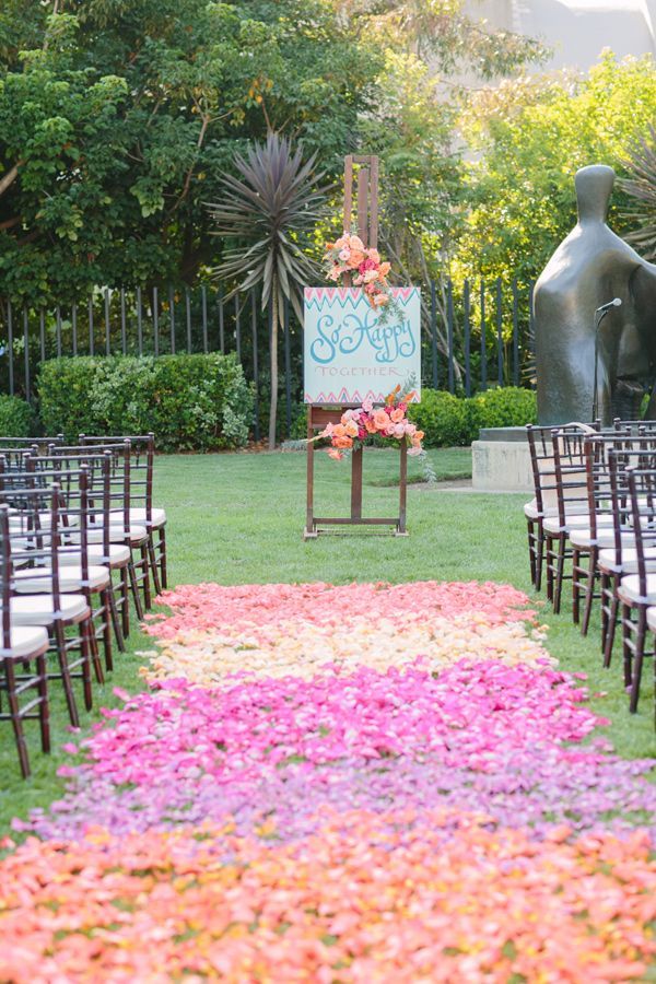 ロマンティックの極めつけ♡花びらで埋め尽くしたバージンロードが素敵すぎる！にて紹介している画像