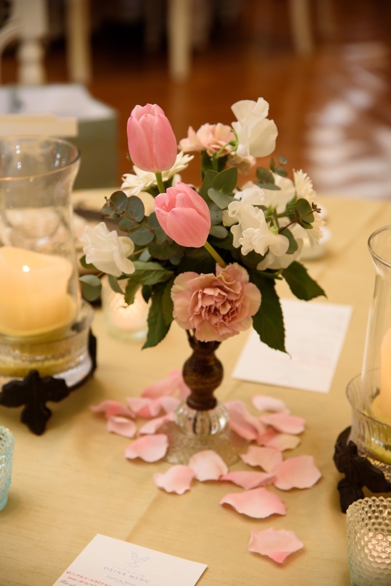 初心者花嫁さん向け＊卓上装花は、お花の種類よりも先に【スタイル】を決めるのがおすすめ！にて紹介している画像