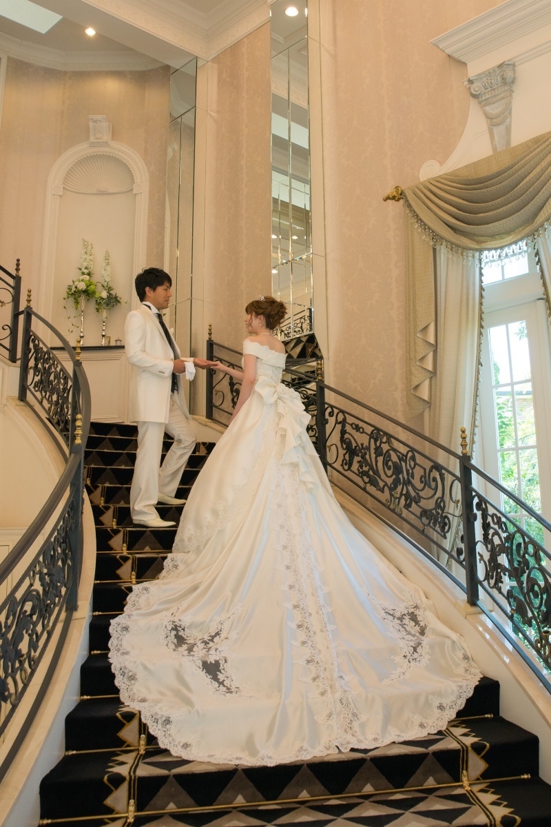 "Don't Forget to Include a Backshot of the Bride Showcasing Her Beautiful Train!"にて紹介している画像