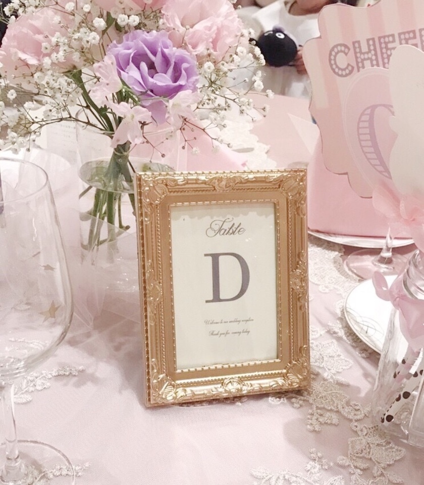 More Romantic than Rustic: A Collection of Adorably Charming Floral Arrangements for Guest Tables ♩にて紹介している画像