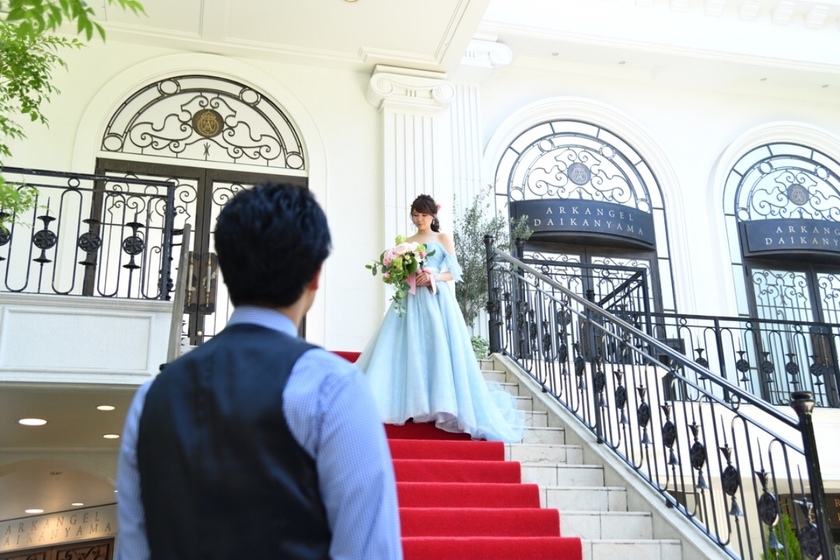 Be Careful Not to Trip or Slouch! Tips for Walking Down the Stairs in a Wedding Dress *にて紹介している画像