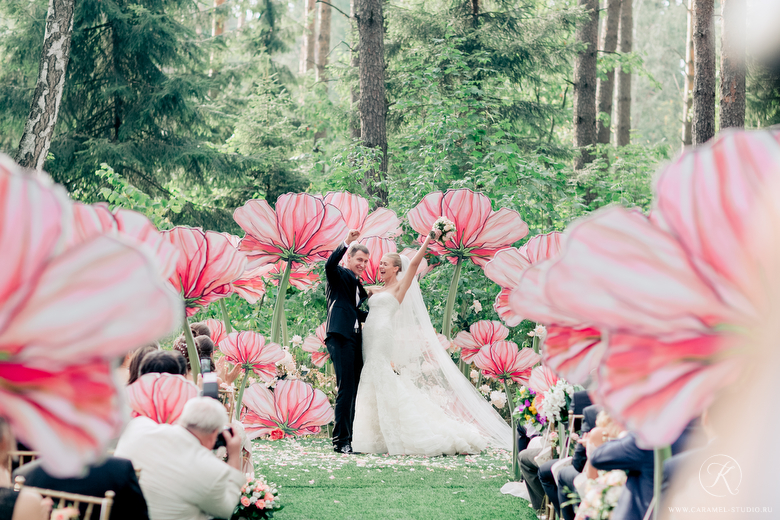 まるで妖精の世界！ジャイアントペーパーフラワーで作った結婚式がおとぎ話級の可愛さ♡にて紹介している画像