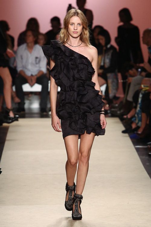 Stylish Brides' Recommendation: Make a Statement in a Fashion-Forward "Ruffled Dress" in 2015!にて紹介している画像