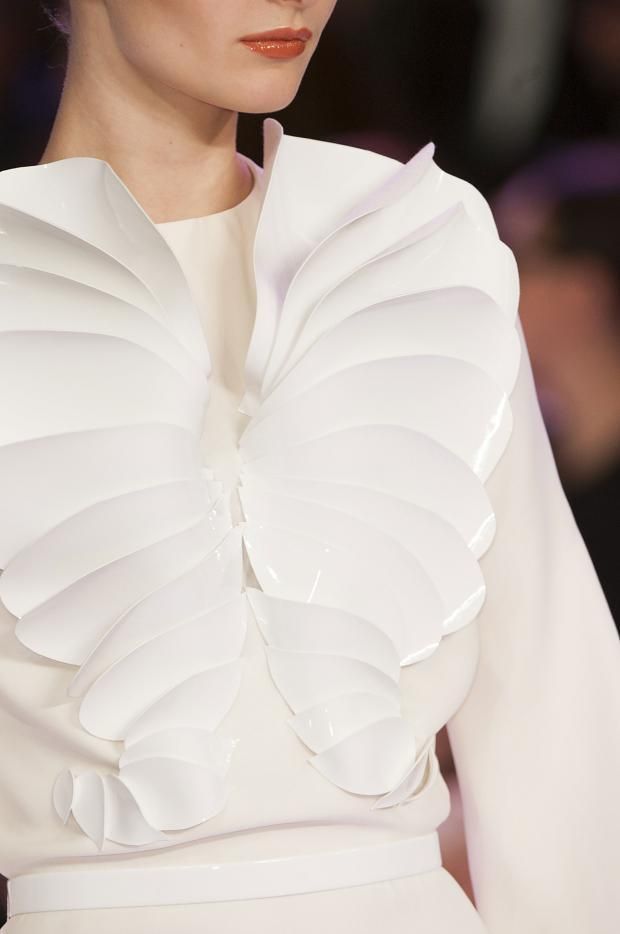 Stylish Brides' Recommendation: Make a Statement in a Fashion-Forward "Ruffled Dress" in 2015!にて紹介している画像