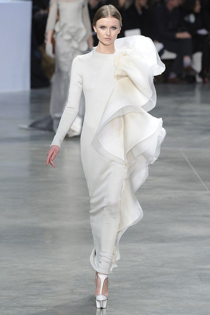 Stylish Brides' Recommendation: Make a Statement in a Fashion-Forward "Ruffled Dress" in 2015!にて紹介している画像