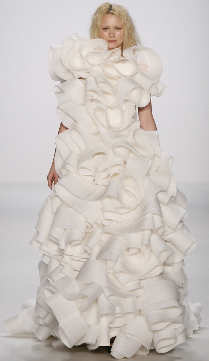 Stylish Brides' Recommendation: Make a Statement in a Fashion-Forward "Ruffled Dress" in 2015!にて紹介している画像