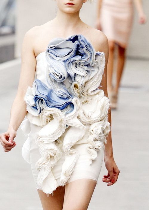 Stylish Brides' Recommendation: Make a Statement in a Fashion-Forward "Ruffled Dress" in 2015!にて紹介している画像