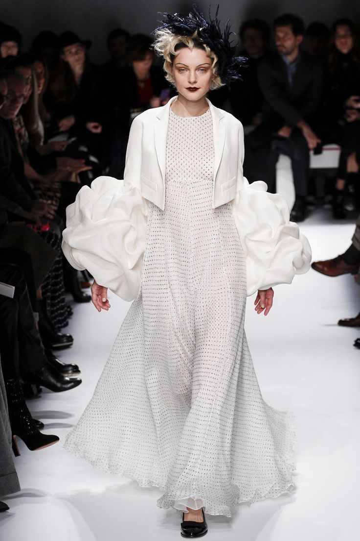 Stylish Brides' Recommendation: Make a Statement in a Fashion-Forward "Ruffled Dress" in 2015!にて紹介している画像