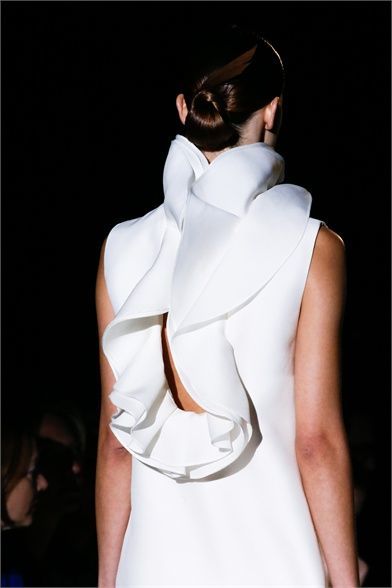 Stylish Brides' Recommendation: Make a Statement in a Fashion-Forward "Ruffled Dress" in 2015!にて紹介している画像