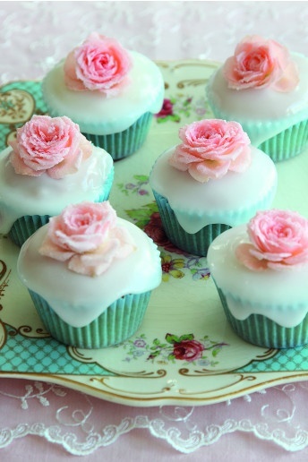 Roses in Bloom: A Collection of Adorable Cupcakesにて紹介している画像