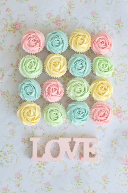 Roses in Bloom: A Collection of Adorable Cupcakesにて紹介している画像