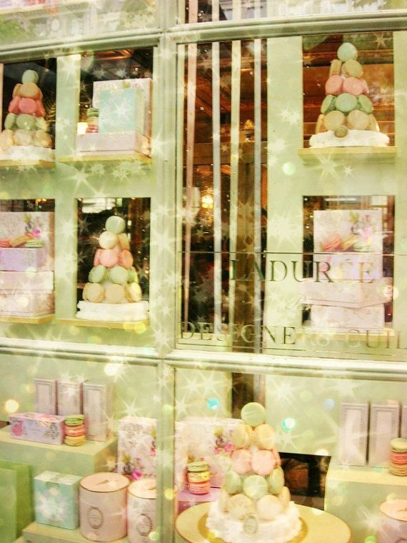 A Beautiful Wedding Styled After the World of France's Prestigious Pastry Shop, Ladurée!にて紹介している画像
