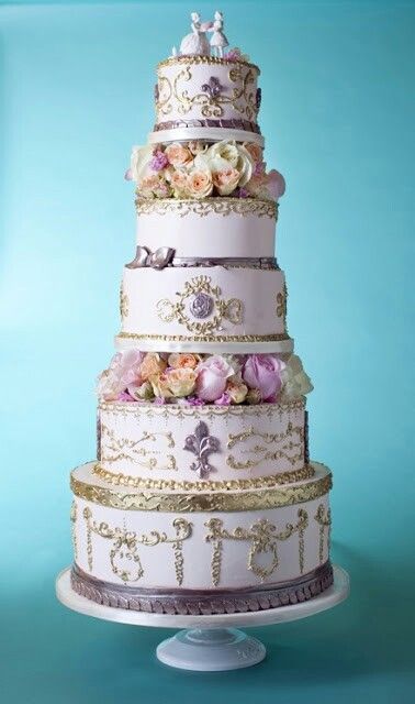 A Beautiful Wedding Styled After the World of France's Prestigious Pastry Shop, Ladurée!にて紹介している画像
