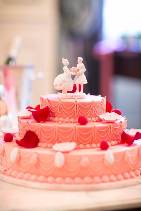 A Beautiful Wedding Styled After the World of France's Prestigious Pastry Shop, Ladurée!にて紹介している画像