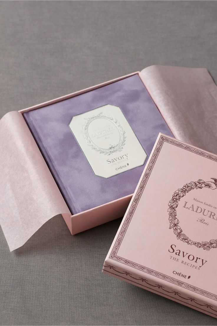 A Beautiful Wedding Styled After the World of France's Prestigious Pastry Shop, Ladurée!にて紹介している画像