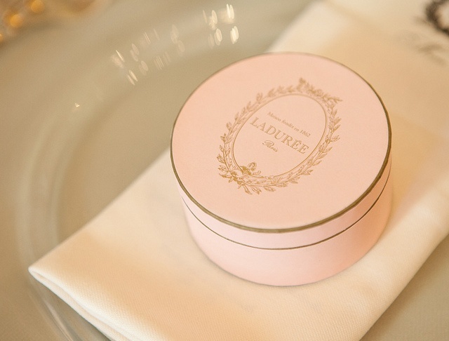 A Beautiful Wedding Styled After the World of France's Prestigious Pastry Shop, Ladurée!にて紹介している画像