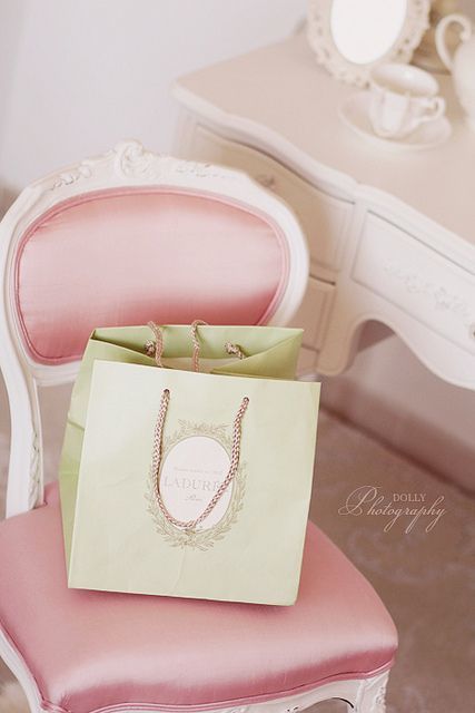 A Beautiful Wedding Styled After the World of France's Prestigious Pastry Shop, Ladurée!にて紹介している画像