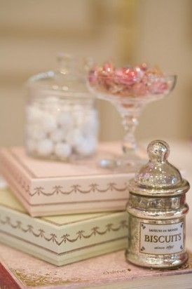 A Beautiful Wedding Styled After the World of France's Prestigious Pastry Shop, Ladurée!にて紹介している画像