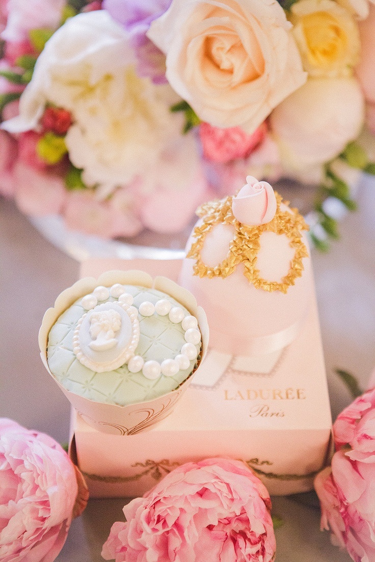 A Beautiful Wedding Styled After the World of France's Prestigious Pastry Shop, Ladurée!にて紹介している画像