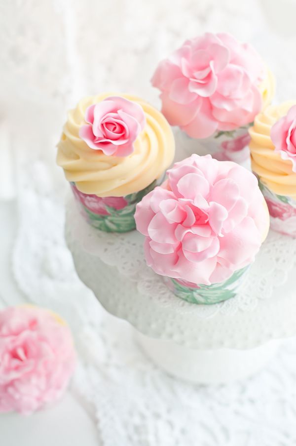 Roses in Bloom: A Collection of Adorable Cupcakesにて紹介している画像