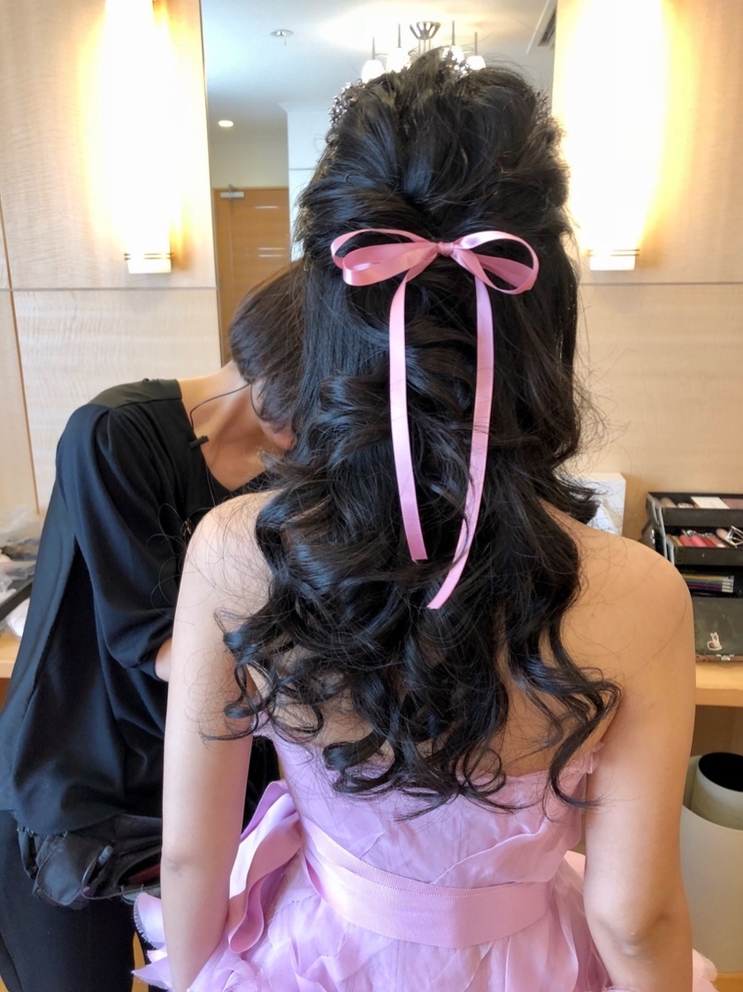 シニヨン以外に合わせたい！ティアラ×ダウンスタイルの可愛い挙式ヘアアレンジ♡にて紹介している画像