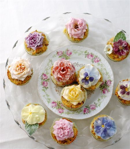 Roses in Bloom: A Collection of Adorable Cupcakesにて紹介している画像