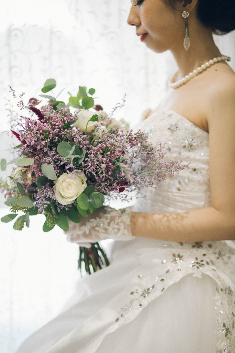 What Kind of Bouquet Pairs Well with a Wedding Dress? A Look at Real Brides' Ceremony Bouquets!にて紹介している画像