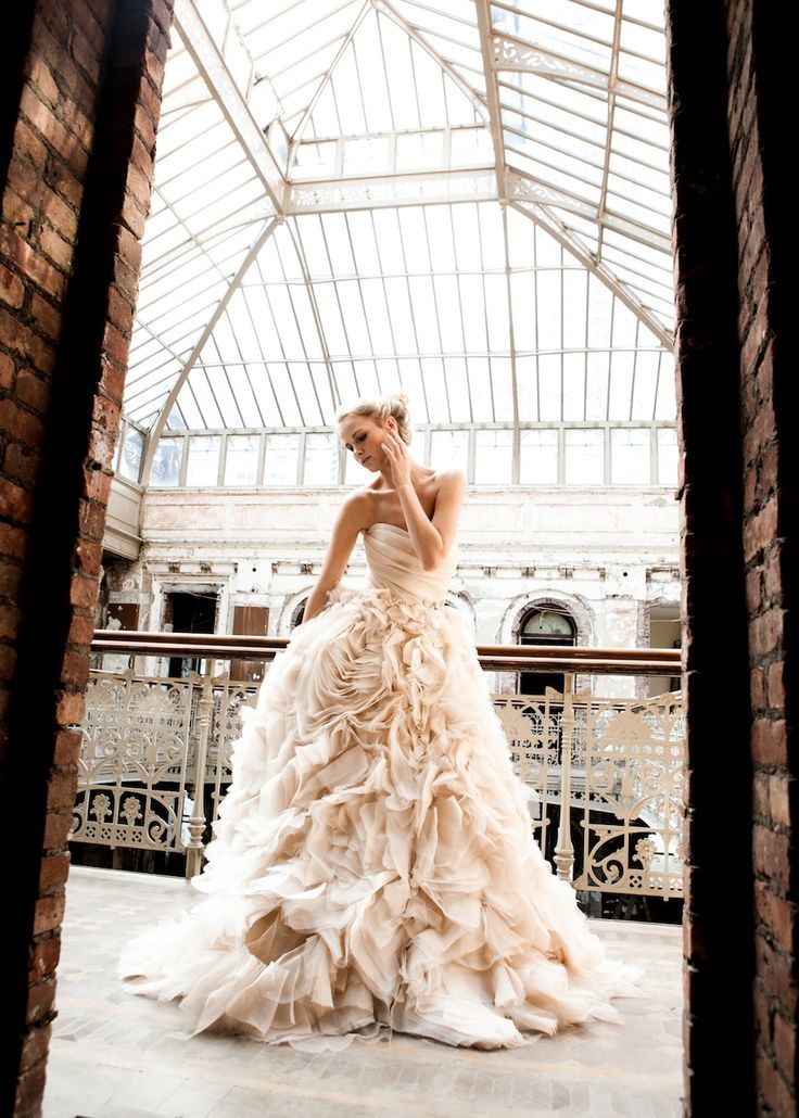 Which Dress Will Be Your Destiny? Three Enchanting Wedding Dresses from the World's Top Brandsにて紹介している画像