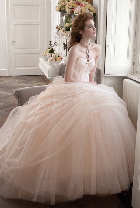 Which Dress Will Be Your Destiny? Three Enchanting Wedding Dresses from the World's Top Brandsにて紹介している画像