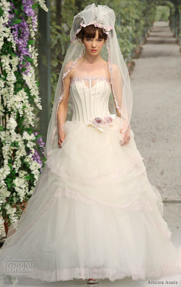 Which Dress Will Be Your Destiny? Three Enchanting Wedding Dresses from the World's Top Brandsにて紹介している画像