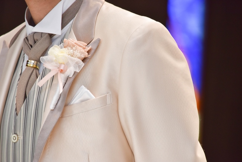 Easy DIY: How to Make a Boutonniere for the Groom's Left Chest ♡にて紹介している画像