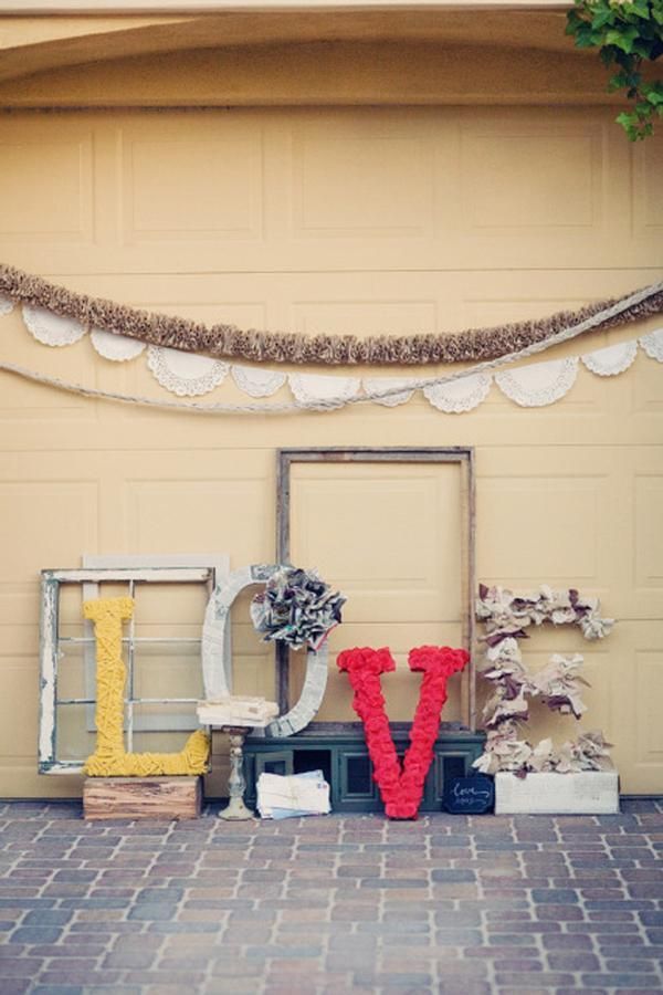 Creative Ways to Use Picture Frames: DIY Stylish Wedding Decor!にて紹介している画像