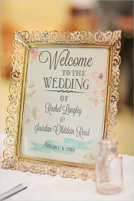 Creative Ways to Use Picture Frames: DIY Stylish Wedding Decor!にて紹介している画像