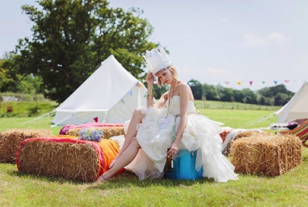 "Have You Heard About the Joyful Festival Wedding Decorated with Garland?"にて紹介している画像