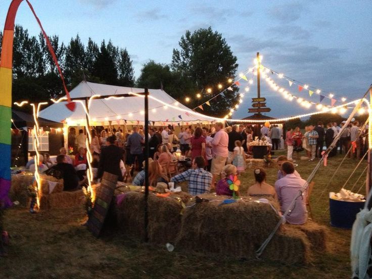 "Have You Heard About the Joyful Festival Wedding Decorated with Garland?"にて紹介している画像