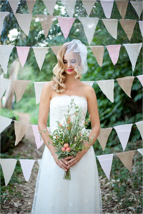 "Have You Heard About the Joyful Festival Wedding Decorated with Garland?"にて紹介している画像