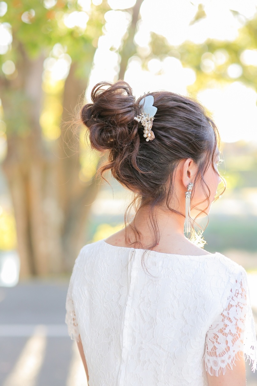 Latest Arrangements Collected: 15 Chic Bridal Hairstyles from Real Brides ❤️にて紹介している画像